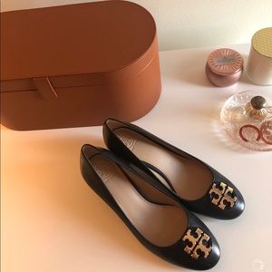 New Tory Burch classic gold logo pumps